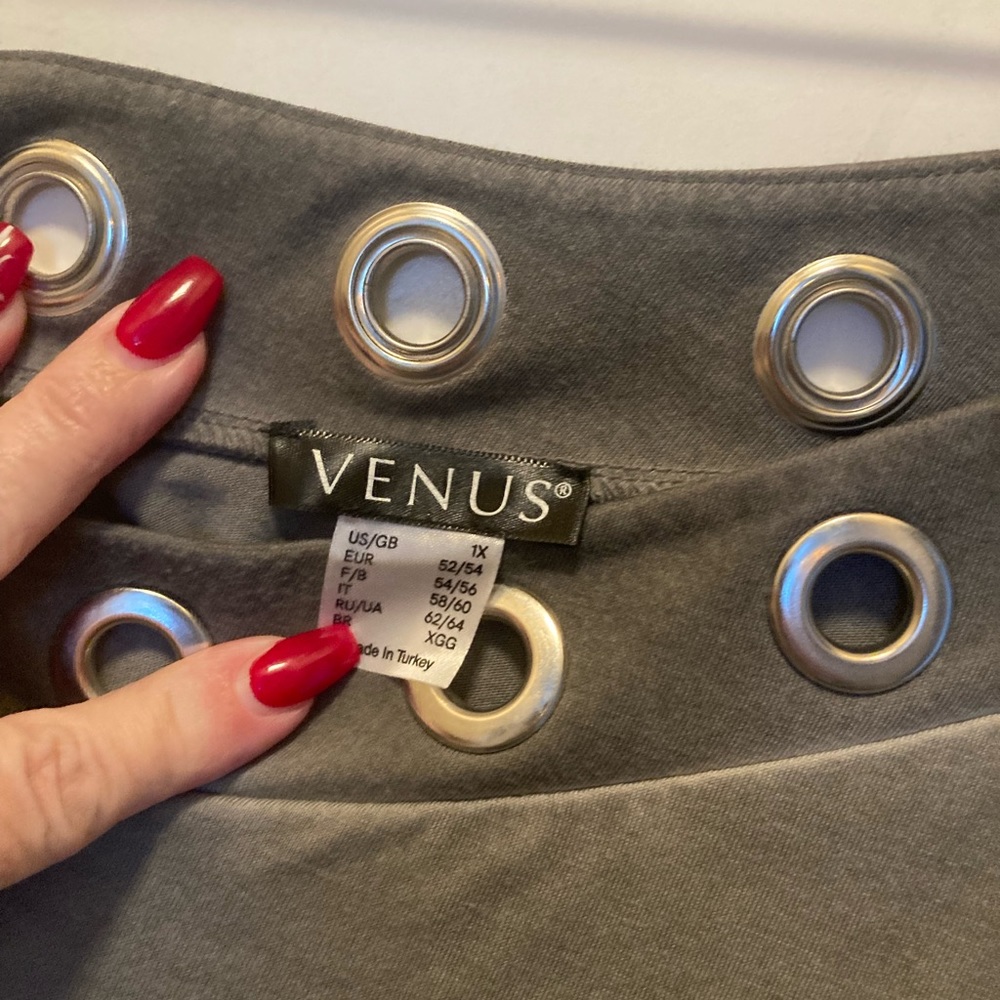 Venus Brand Off Shoulder Top, Size 1X. Silver metal detail around neck - Picture 4 of 4